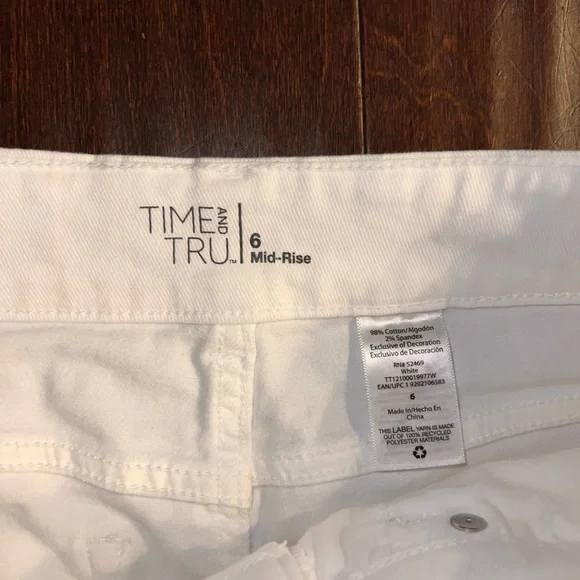 White mid-rise jeans with a distressed look on the bottom - Picture 2 of 3